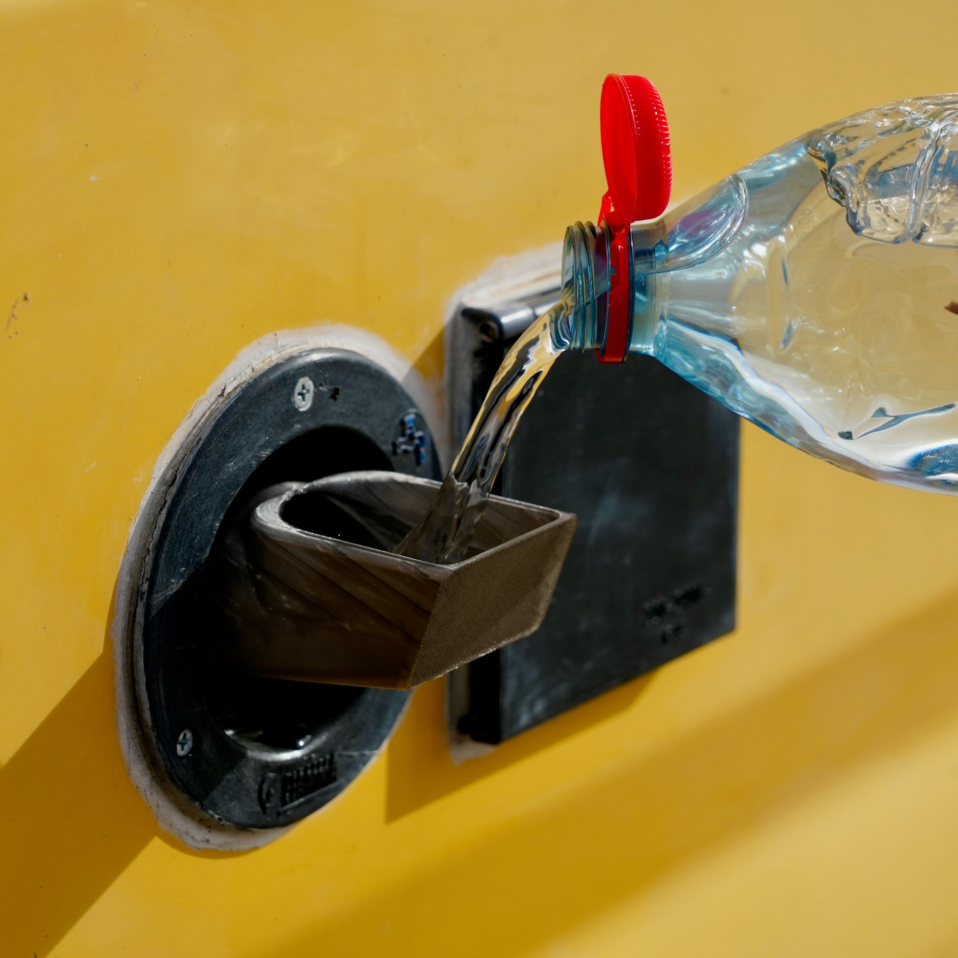 Goulotte de remplissage universelle 20/25mm pour coupelle d’eau camping-car - 3DVanMaker