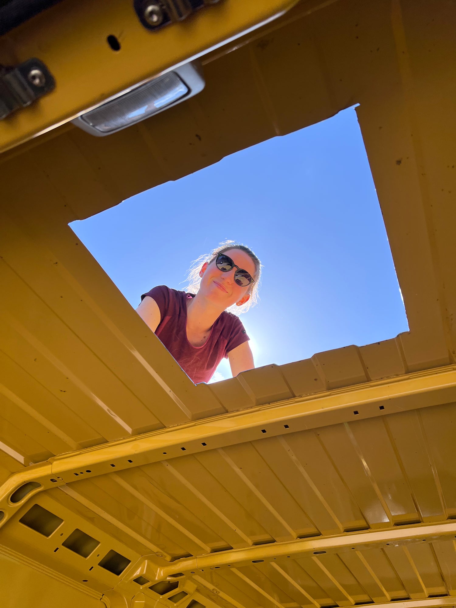 Vue de la créatrice de l'entreprise depuis l'intérieur d'un van.