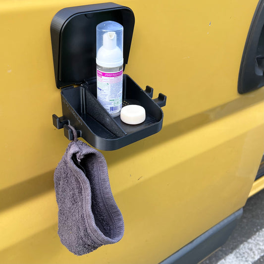 Support aimanté de douche extérieur pour savon, bijoux, montre, rasoir pour van, vue sur la porte latérale du van avec des savons et gant de toilette - 3DVanMaker
