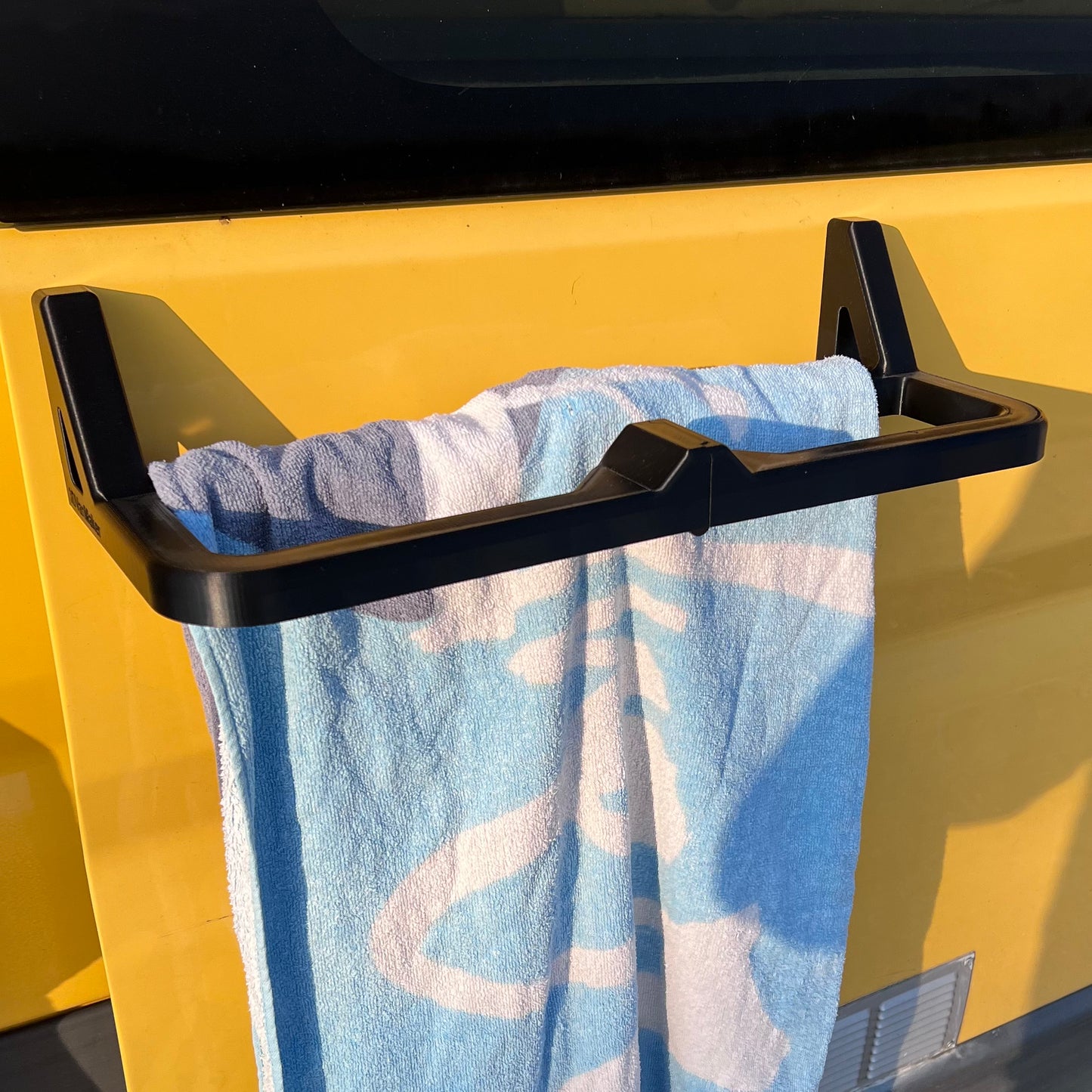 Séchoir double universel aimanté pour van, vue aimanté sur la porte latérale du van - 3DVanMaker