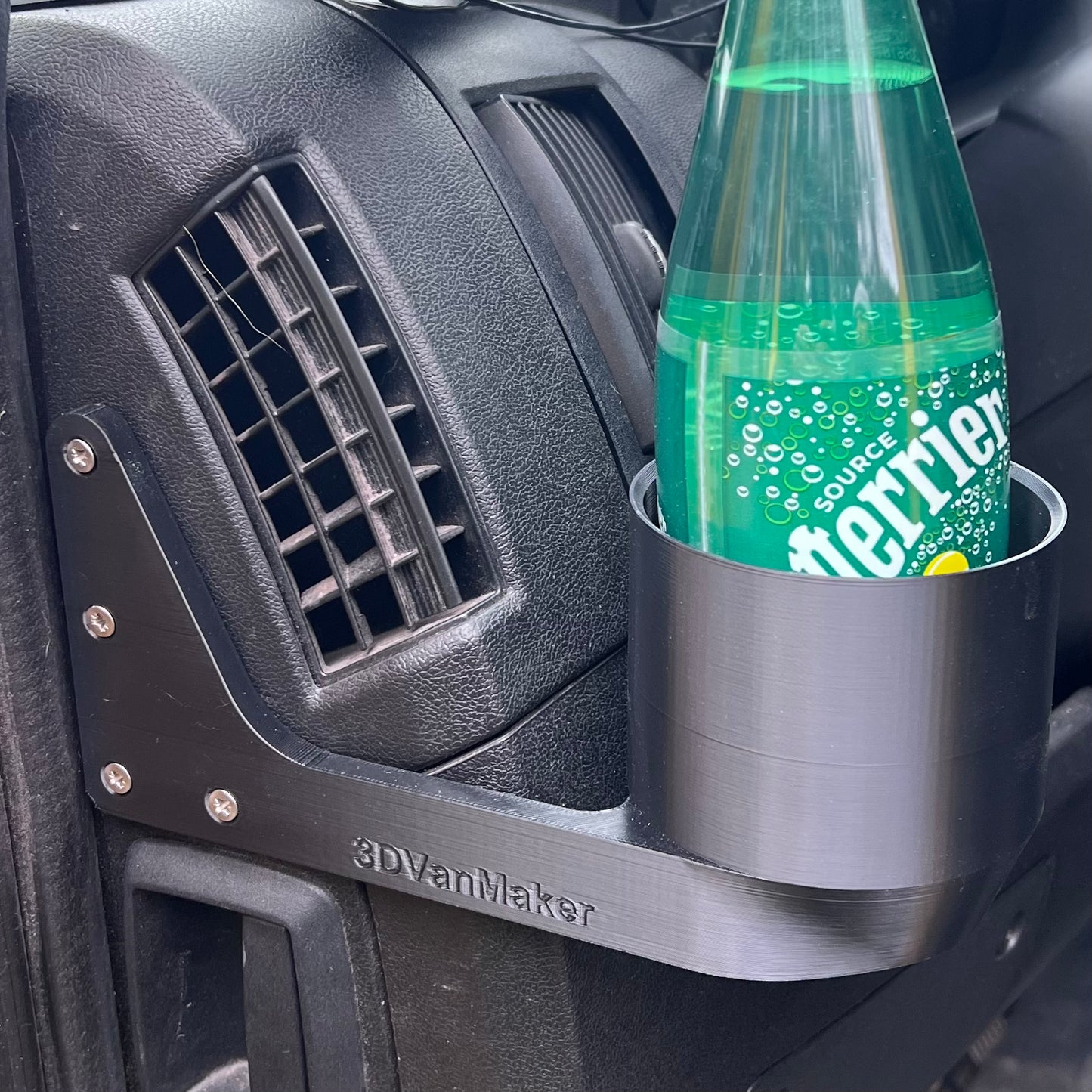 Vue du porte-gobelet gauche avec une bouteille d'eau gazeuse pour Fiat Ducato, Peugeot Boxer, Citroën Jumper.