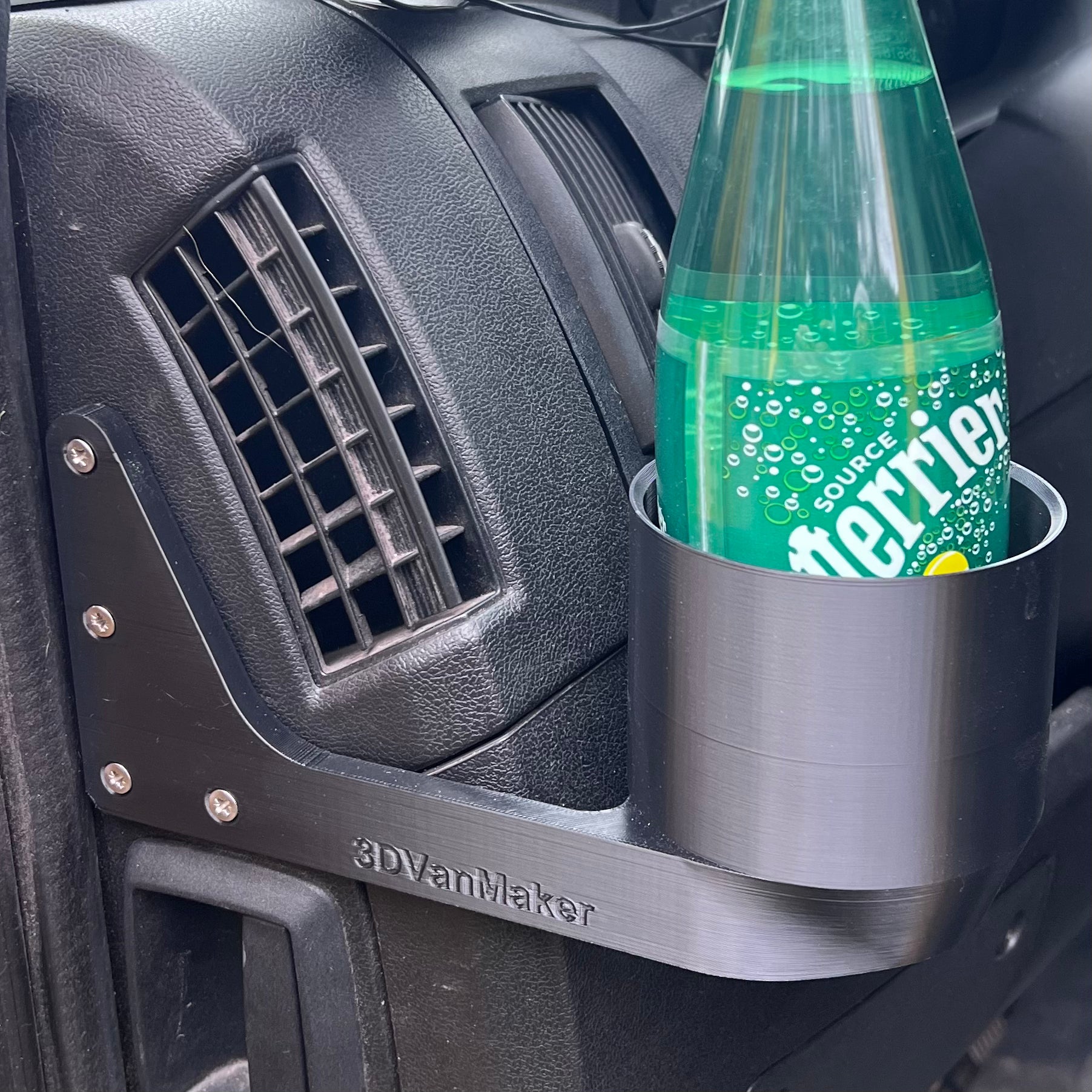 Vue du porte-gobelet gauche avec une bouteille d'eau gazeuse pour Fiat Ducato, Peugeot Boxer, Citroën Jumper.