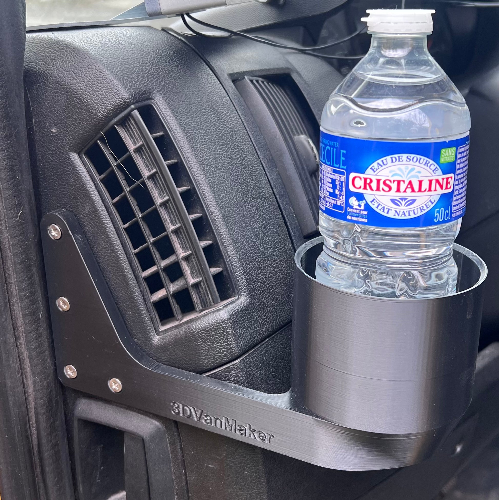 Vue du porte-gobelet gauche avec une bouteille d'eau pour Fiat Ducato, Peugeot Boxer, Citroën Jumper monté dans le van.