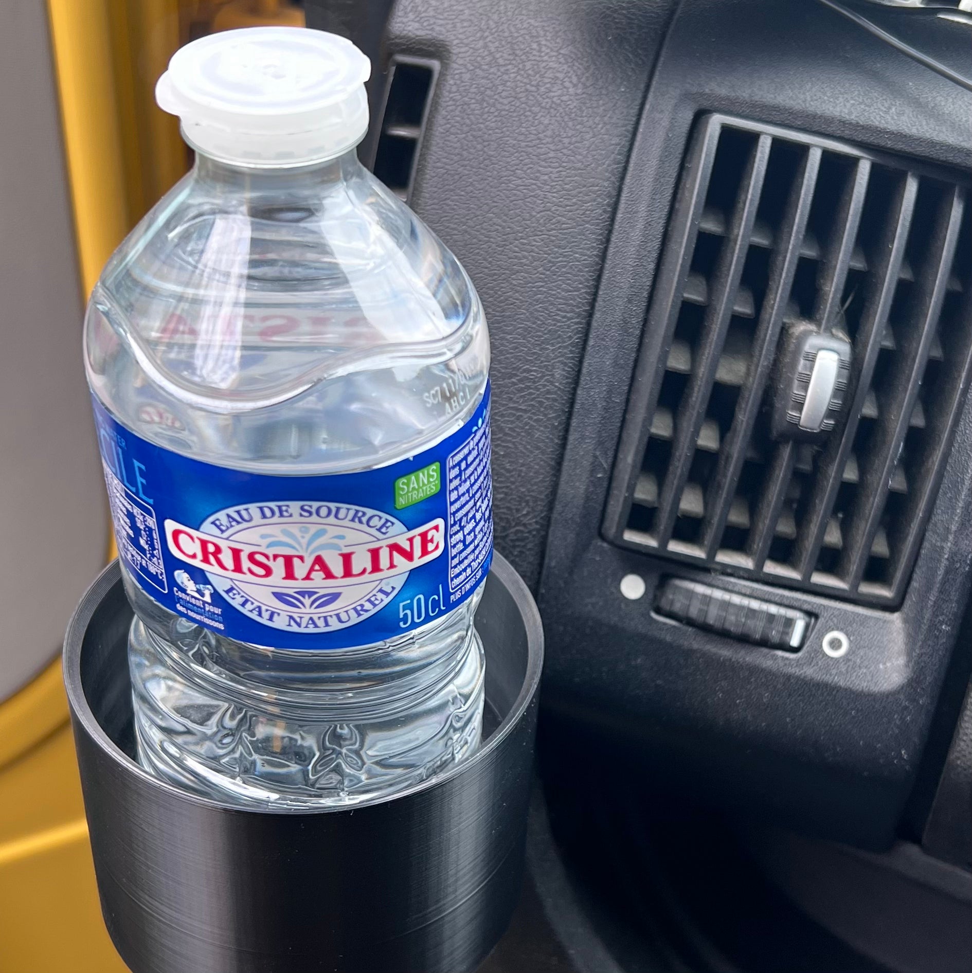 Vue du porte-gobelet gauche avec une bouteille d'eau pour Fiat Ducato, Peugeot Boxer, Citroën Jumper.
