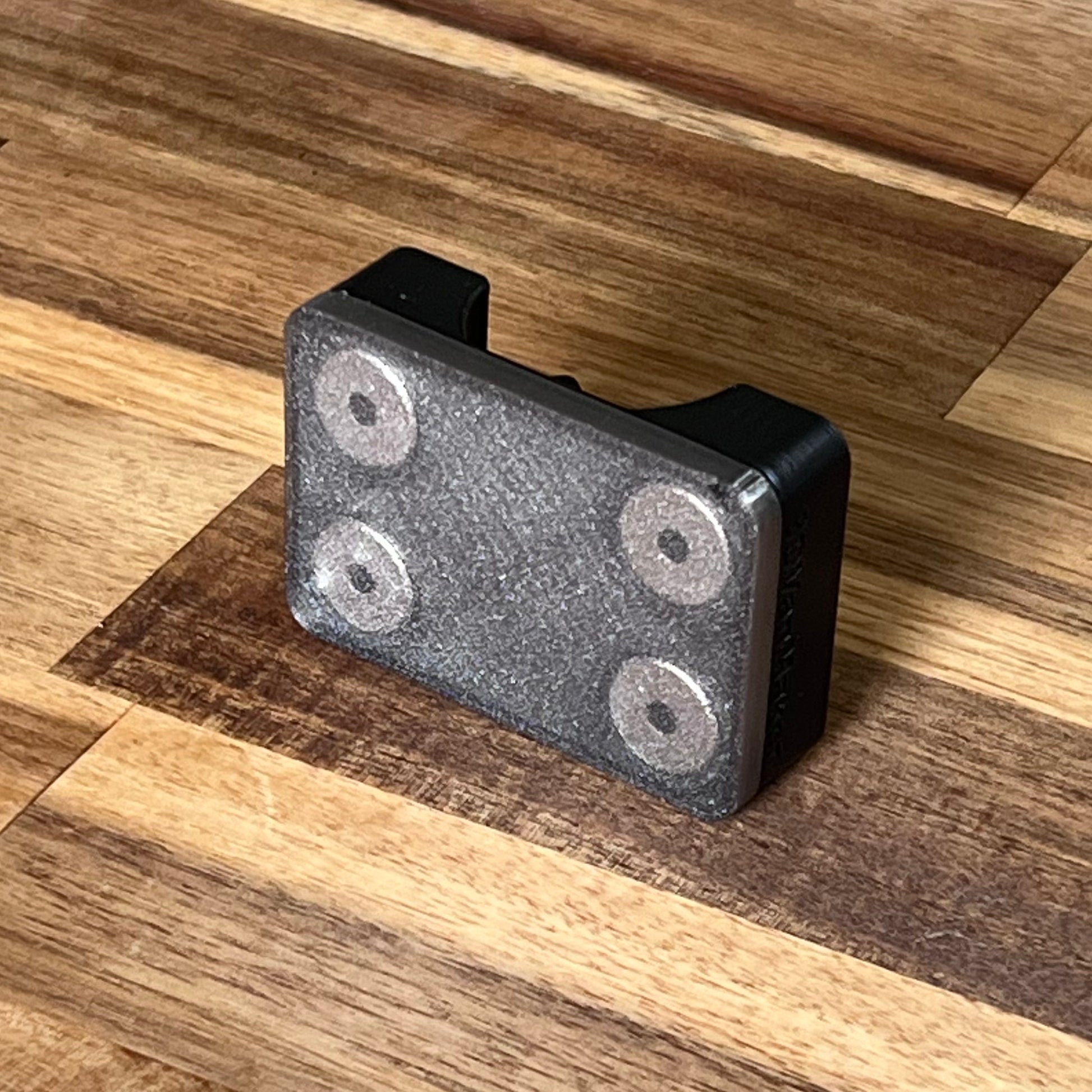 Support pour pommeau Osculati, vue de détail des aimants et du patin en PETG.