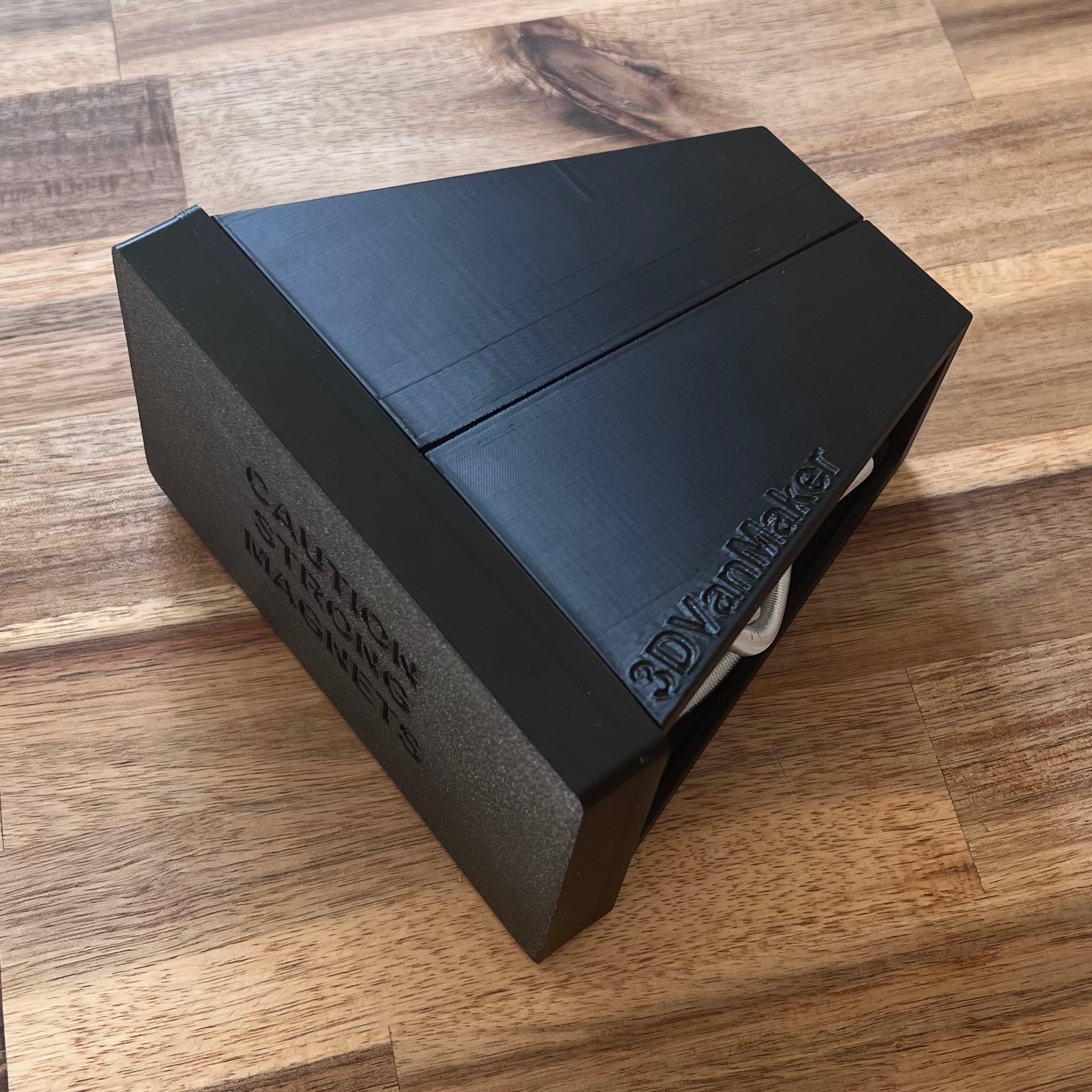 Boîtier de l'étendoir aimanté pour van et camping-car, fermé, de côté.