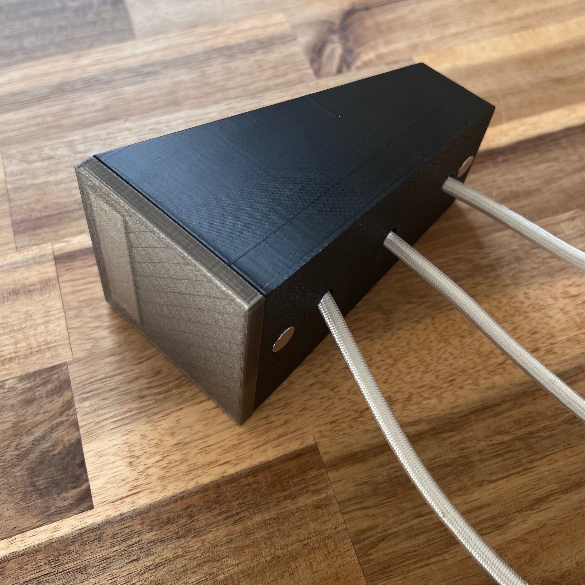 Vue de détail du boîtier gauche de l'étendoir aimanté pour van et camping-car