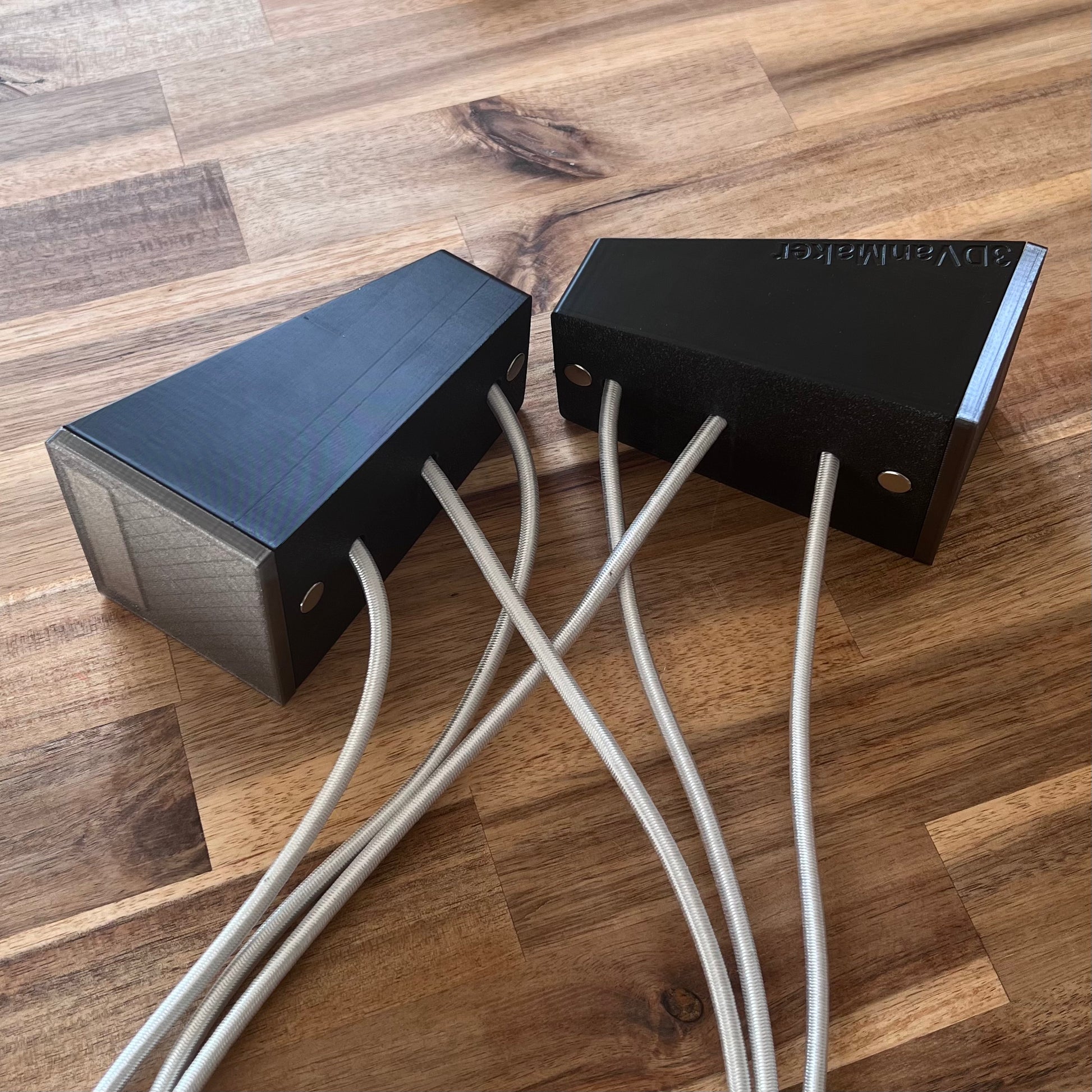 Deux boîtiers composant la structure de l'étendoir aimanté compacte pour van et camping-car