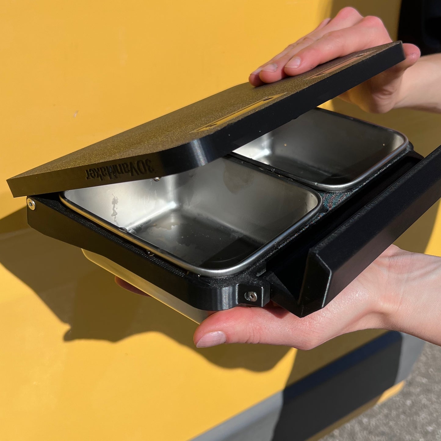 Support pour deux gamelles pour chien ou chat ouvert partiellement.