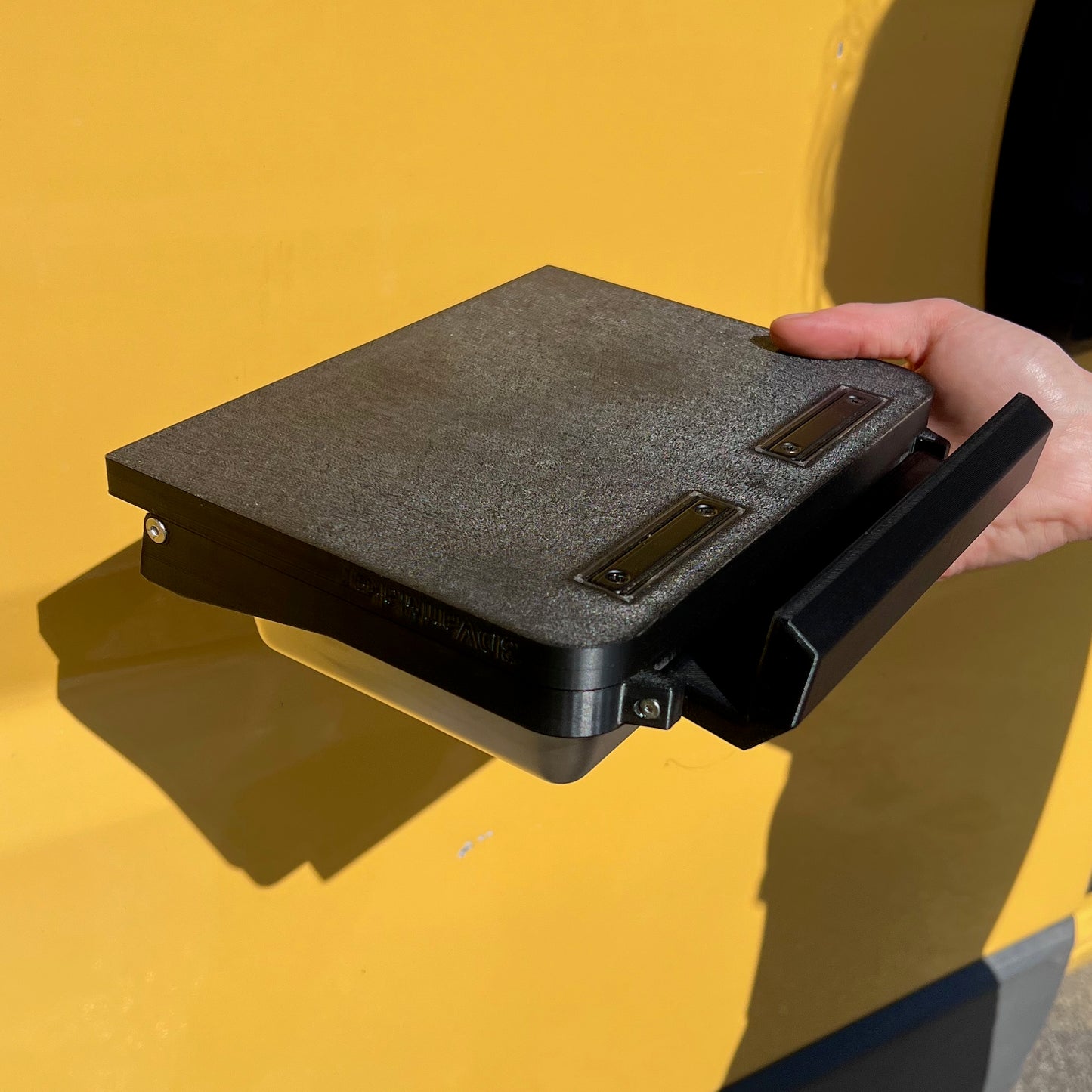 Support pour deux gamelles pour chien ou chat, vue de détail des aimants.