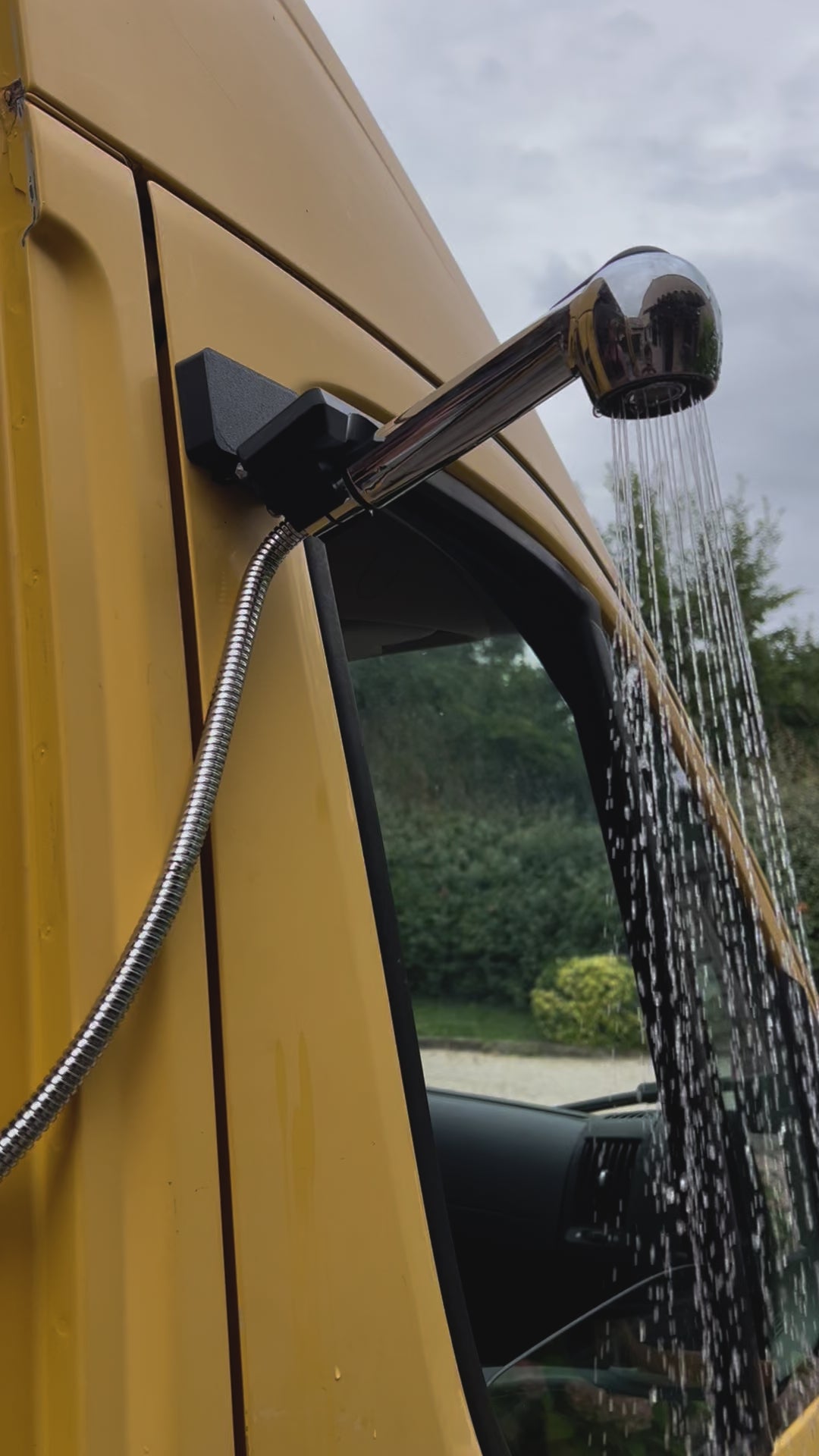 Démonstration du support aimanté pour pommeau de douche.