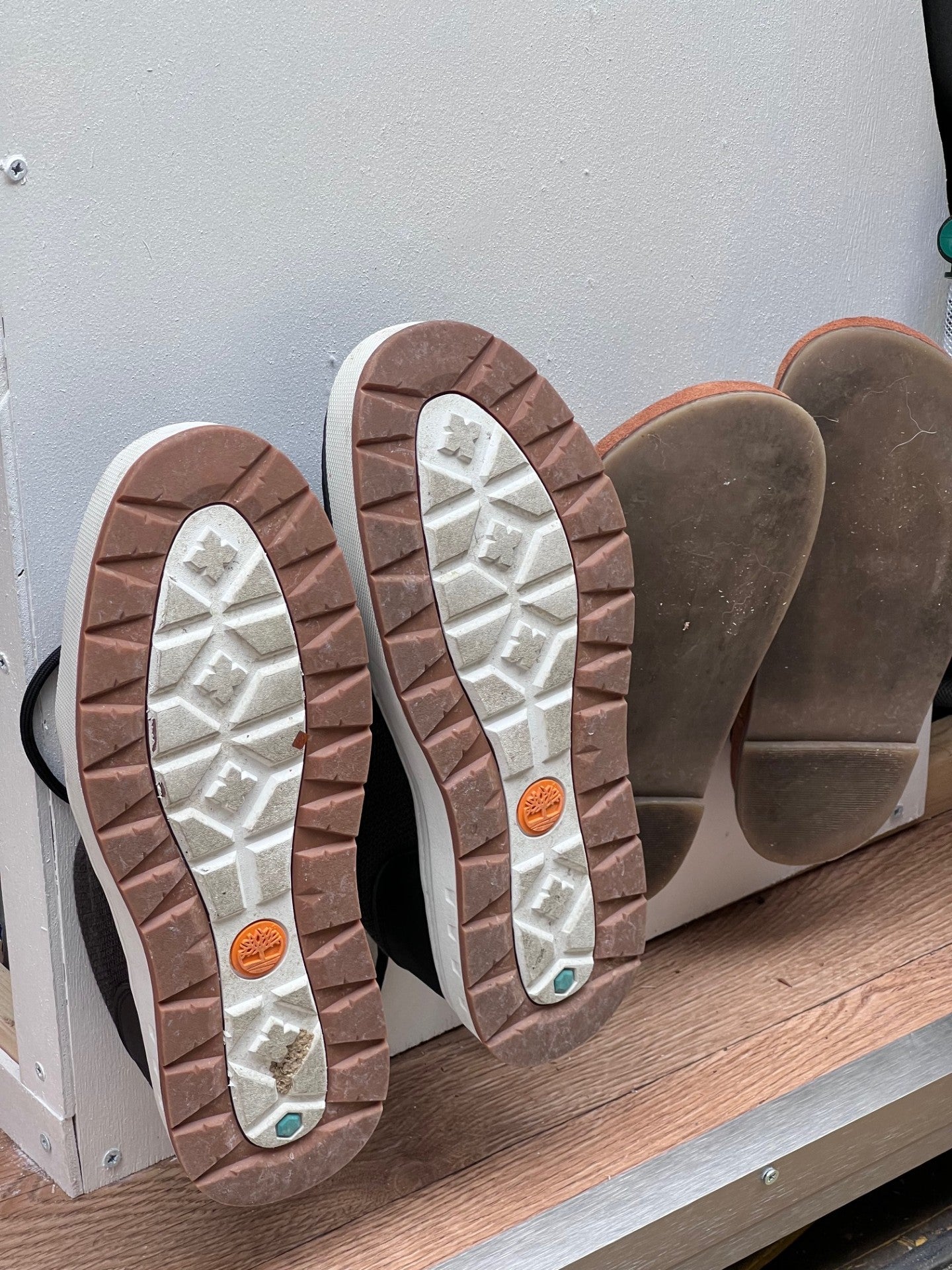 Support chaussures universel (paire), vue avec chaussures - 3DVanMaker